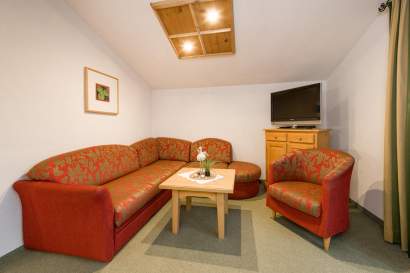 01b_landhaus_alpensonne_bergpanorama_couch_c_fotostudiorene.jpg